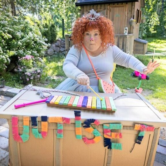 Uudessa ohjelmassaan Tanhupallo käy muun muassa läpi viikon polttavimmat uutiset. Uutispöydän ääressä sopii myös musisoida katsojien iloksi. Uudessa ohjelmassaan Tanhupallo käy muun muassa läpi viikon polttavimmat uutiset. Uutispöydän ääressä sopii myös musisoida katsojien iloksi.