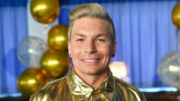 Mikäs sieltä pilkottaa? Antti Tuisku taisi paljastaa somekuvassa haarovälistään enemmän kuin oli tarkoitus - katso jos uskallat! Antti Tuisku