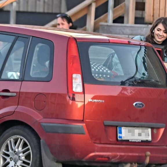 Keikkailusta on vielä glamour kaukana, sillä Behm joutuu roudaamaan itse kamojaan ja liikkumaan pienillä autonkotteroilla. Keikkailusta on vielä glamour kaukana, sillä Behm joutuu roudaamaan itse kamojaan ja liikkumaan pienillä autonkotteroilla.