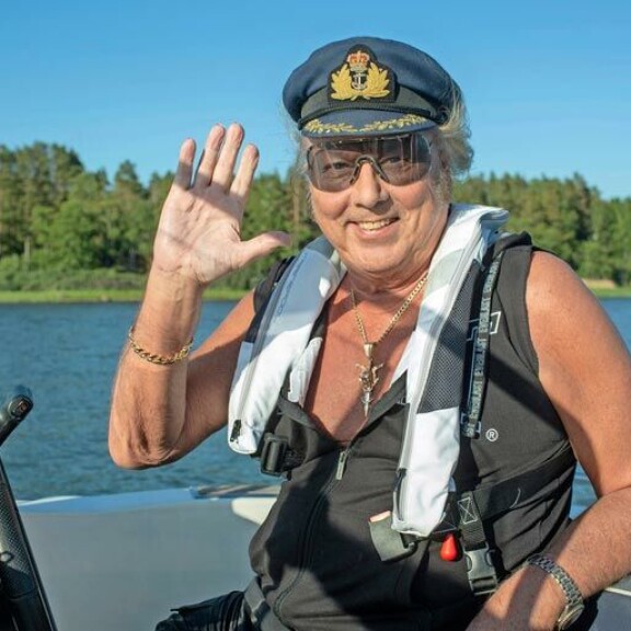 – Viisas etsii kaikesta kauneutta, Danny iloitsee kipparoidessaan uudenkiiltävää moottorivenettään. – Viisas etsii kaikesta kauneutta, Danny iloitsee kipparoidessaan uudenkiiltävää moottorivenettään.