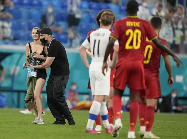 Suomen ja Belgian ottelu keskeytyi nuoren naisen juostua kentälle vähissä vaatteissa. Suomi-Belgia -ottelu keskeytyi nuoren naisen juostua kentälle vähissä vaatteissa.