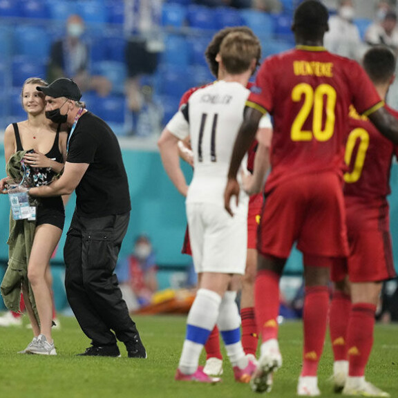 Suomen ja Belgian ottelu keskeytyi nuoren naisen juostua kentälle vähissä vaatteissa. Suomi-Belgia -ottelu keskeytyi nuoren naisen juostua kentälle vähissä vaatteissa.