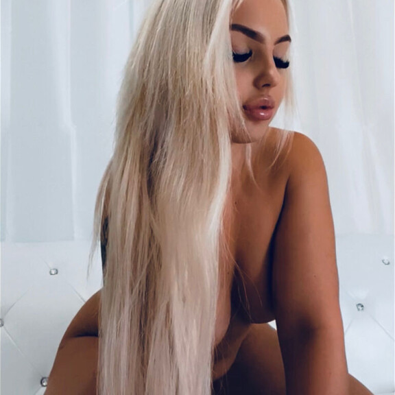 Silikonirinnat hankkinut Julia, 19, rohkeissa alastonkuvissa: Ex on the Beach -kaunotar esittelee ylpeänä uusia muotojaan - katso! 'Olen saanut tosi paljon kehuja!' Ex on the Beach Suomi Julia