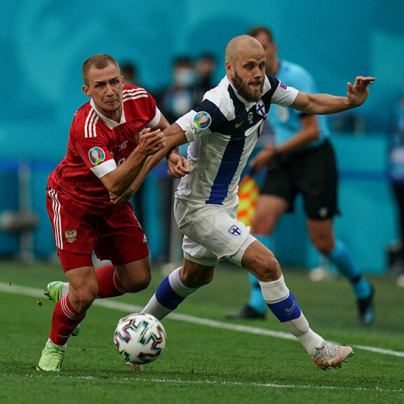 Dimitri Barinov haastoi Teemun EM-kisojen Venäjä-ottelussa 16. kesäkuuta. Teemu Pukki