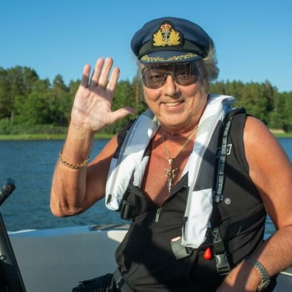 Hei vain, Seiskan lukijat! Ikänsä Raumanmerellä seilannut Danny on tottunut merenkävijä. Hei vain, Seiskan lukijat! Ikänsä Raumanmerellä seilannut Danny on tottunut merenkävijä.