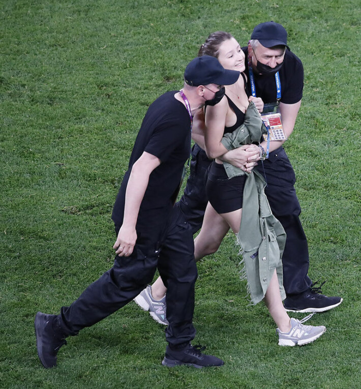Naisen oli poistuttava stadionilta. Naisen oli poistuttava stadionilta.
