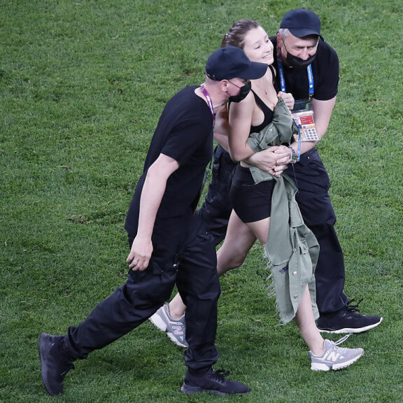 Naisen oli poistuttava stadionilta. Naisen oli poistuttava stadionilta.