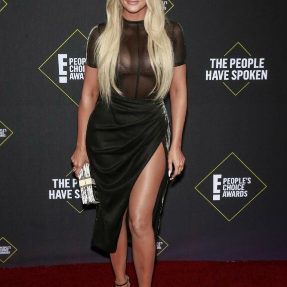 Khloe Kardashian punaisella matolla vuonna 2019. Khloe Kardashian punaisella matolla vuonna 2019.