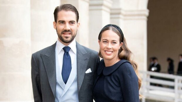 Prinssi Philippos vei Nina-rakkaansa vihille – vain pariskunnan isät läsnä häissä Philippos ja Nina