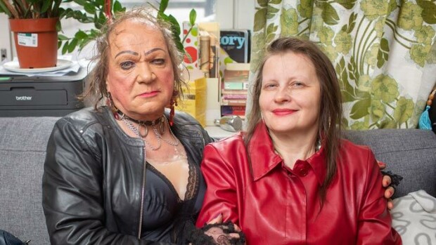 Hermostui kysymyksistä Heidi-kihlatusta! Romutransu Markus Kuotesaholta suorasukainen kysymys naisfaneille: Pitäisi saada nainen! Markus Kuotesaho ja Heidi