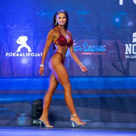 Kuvankaunis Johanna Harlin suorastaan säteili bikini fitnessin finaalilavalla. Kuvankaunis Johanna Harlin suorastaan säteili bikini fitnessin finaalilavalla.