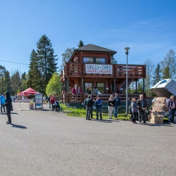 Romutransu revitteli toissa viikonloppuna Järvelänjärven Grilli-Cafessa. Legendaarinen kesäpaikka sijaitsee Raahen terästehtaan kupeessa. Romutransu revitteli toissa viikonloppuna Järvelänjärven Grilli-Cafessa. Legendaarinen kesäpaikka sijaitsee Raahen terästehtaan kupeessa.