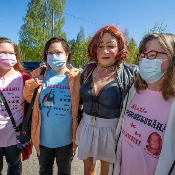 Tanja Pellikka, Katja Harju ja Sinikka Pellikka muodostavat Romutransun fanikerhon. Vilkkusilmäinen laulusankari yllätti naiset suorasukaisella pyynnöllä. Tanja Pellikka, Katja Harju ja Sinikka Pellikka muodostavat Romutransun fanikerhon. Vilkkusilmäinen laulu-sankari yllätti naiset suora-sukaisella pyynnöllä.