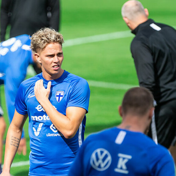 Uuh, mitä silmänruokaa, Huuhkajat! Seiska listasi jalkapallomaajoukkueen näyttävimmät mieskarkit Onni Valakari