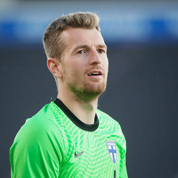 Uuh, mitä silmänruokaa, Huuhkajat! Seiska listasi jalkapallomaajoukkueen näyttävimmät mieskarkit Lukas Hradecky