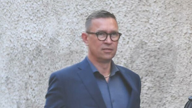 Kuvat julki! Tässä on Tom Packalénin uusi rakas – kansanedustaja vei kauniin ruskeaverikön asunnolleen Tom Packalén