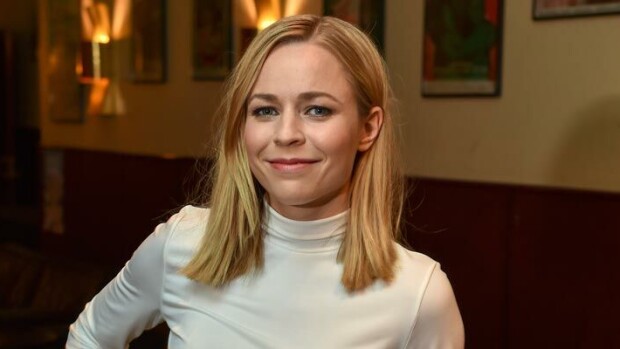 Yhteisiä öitä ökyhuvilalla! Paula Vesala ja uusi rakas viihtyvät laulajan kotona – kuvat Seiskassa! Paula Vesala