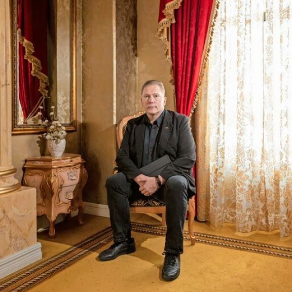 Vesa Keskinen on hukuttanut ikävänsä työntekoon. Vesa Keskinen on hukuttanut ikävänsä työntekoon.