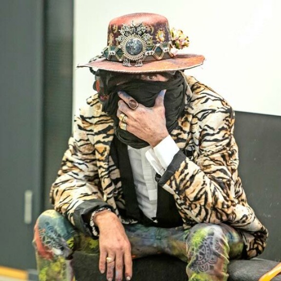 Oikeudessa Andy McCoy yritti peittää kasvonsa suuren huivin ja ison hatun alle. Oikeudessa Andy McCoy yritti peittää kasvonsa suuren huivin ja ison hatun alle.