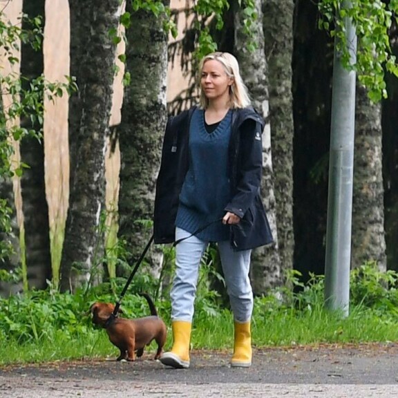 Paula lähti ulkoiluttamaan koiraansa yhdessä vietetyn yön jälkeisenä aamuna. Paula lähti ulkoiluttamaan koiraansa yhdessä vietetyn yön jälkeisenä aamuna.