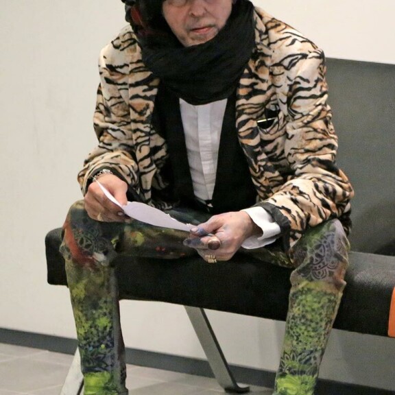 Andy ihmetteli tuimana juuri saamiaan papereita oikeussalin edessä. Andy ihmetteli tuimana juuri saamiaan papereita oikeussalin edessä.