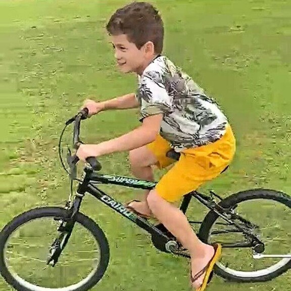 Toivo, 5, sai uuden fillarin, ja hän polkee sillä autiolla rannalla. Koronan takia paikalla ei juuri muita ole. Toivo, 5, sai uuden fillarin, ja hän polkee sillä autiolla rannalla. Koronan takia paikalla ei juuri muita ole.