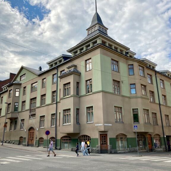 Kotia Tuija pitää lahtelaisessa jugend-kiinteistössä. Kokoa lukaalilla on 159 neliötä. Kotia Tuija pitää lahtelaisessa jugend-kiinteistössä. Kokoa lukaalilla on 159 neliötä.