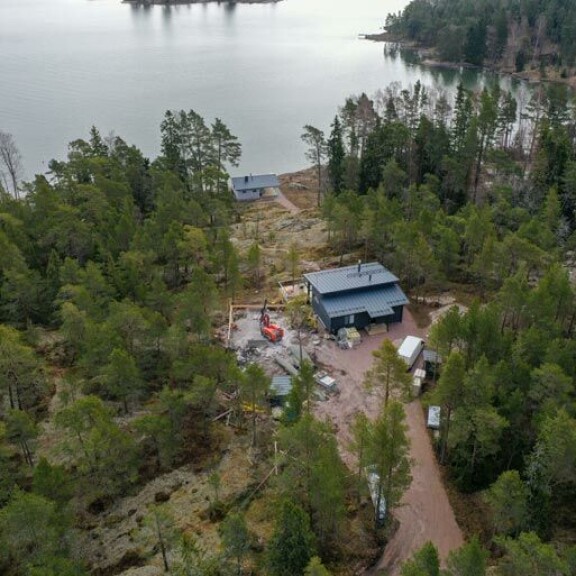 Miljoonaluokkaa hipovan huvilan ja tontin arvo nousee entisestään, kun Samu rakennuttaa viereen toisenkin pytingin. Miljoonaluokkaa hipovan huvilan ja tontin arvo nousee entisestään, kun Samu rakennuttaa viereen toisenkin pytingin.