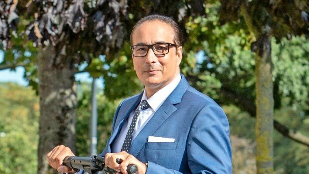 Lierihattu liehui tuulessa! Julkkisjuristi Heikki Lampela kiisi pitkin Helsingin katuja ilman kypärää ja pornotähteä – kuvat! Heikki Lampela