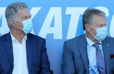 Presidentti Sauli Niinistö hehkutti Huuhkajia - vitsaili rempseästi EM-kisoihin suuntaaville futistähdille: "Mukana niin kauan kuin henki pihisee!"