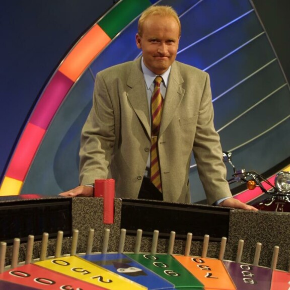 Janne Porkka tuli suurelle yleisölle tutuksi Onnenpyörä-ohjelmasta, jota hän juonsi 1993–2001. Janne Porkka tuli suurelle yleisölle tutuksi Onnenpyörä-ohjelmasta, jota hän juonsi 1993–2001.