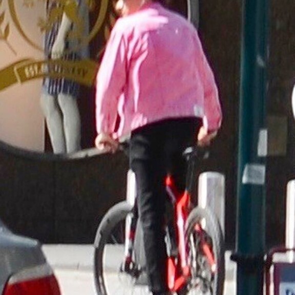 Lierihattu liehui tuulessa! Julkkisjuristi Heikki Lampela kiisi pitkin Helsingin katuja ilman kypärää ja pornotähteä – kuvat! Heikki Lampela