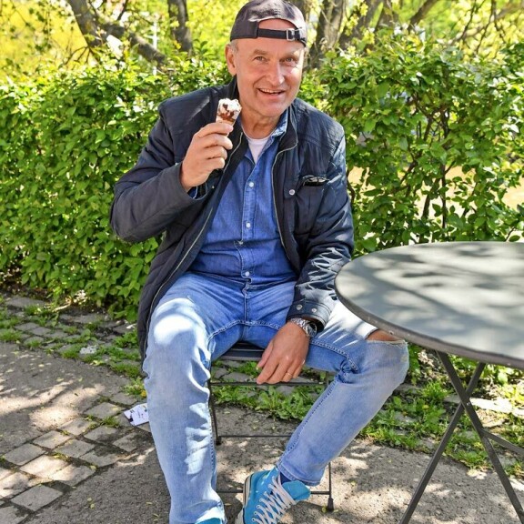 Entinen Onnenpyörä-juontaja nauttii juhla-päivän säästä. – Ai että, kun tämä suklaajäätelö maistuu loistavalta. Entinen Onnenpyörä-juontaja nauttii juhla-päivän säästä. – Ai että, kun tämä suklaajäätelö maistuu loistavalta.