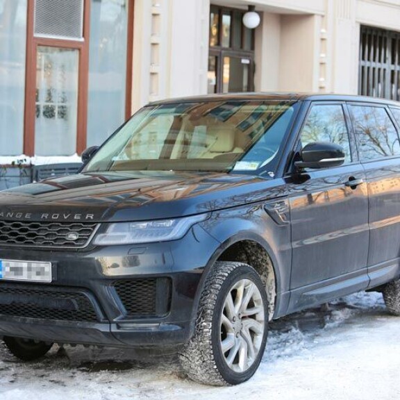 50-tuntisia työviikkoja tekevä Andrei hemmottelee itseään muun muassa ajelemalla sangen kalliilla menopeleillä. 50-tuntisia työviikkoja tekevä Andrei hemmottelee itseään muun muassa ajelemalla sangen kalliilla menopeleillä.