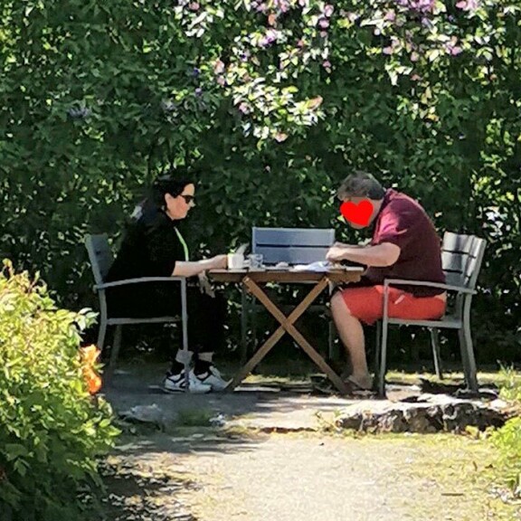 Kaija ja yritysjohtajarakas nauttivat sunnuntaina kesäisestä kahvihetkestä Tuusulassa. Kaija ja yritysjohtajarakas nauttivat sunnuntaina kesäisestä kahvihetkestä Tuusulassa.