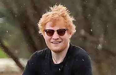 Ed Sheeranin kuvasarja huvittaa – laulajatähti vitsaili yökerhojen aukeamisista: ”Odotukset vs. todellisuus!”