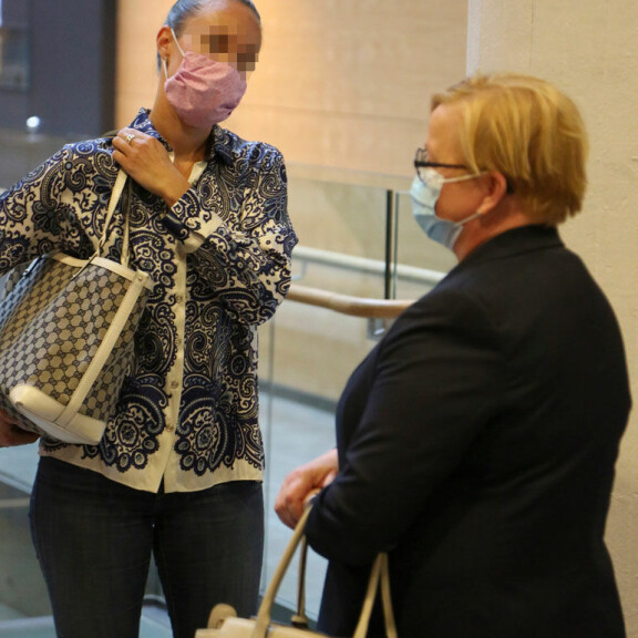 Ranta-ahon sisko (vas.) keskusteli asianajajansa kanssa käräjäoikeuden istuntotauolla. Ranta-ahon sisko keskusteli asianajajansa kanssa käräjäoikeuden istuntotauolla.