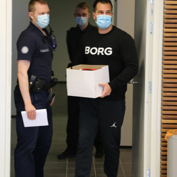 Niko Ranta-aho (oik.) saapui maanantaina Katiska 2 -oikeudenkäynnin ensimmäiseen istuntopäivään vartijoiden saattelemana. Niko Ranta-aho saapui maanantaina Katiska 2 -oikeudenkäynnin ensimmäiseen istuntopäivään vartijoiden saattelemana.