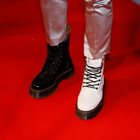 Robinilla oli päällään kaksi eri Dr. Martensin kenkää. Robin packalen kultainen venla
