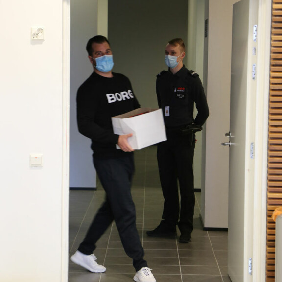 Törkeästä huumausainerikoksesta syytetty Niko Ranta-ahon sisko saapui Katiska 2 -käräjille huoliteltuna, Niko asteli oikeuteen myöhässä ja myhäilevänä - katso kuvat käräjäsalista! Niko Ranta-aho