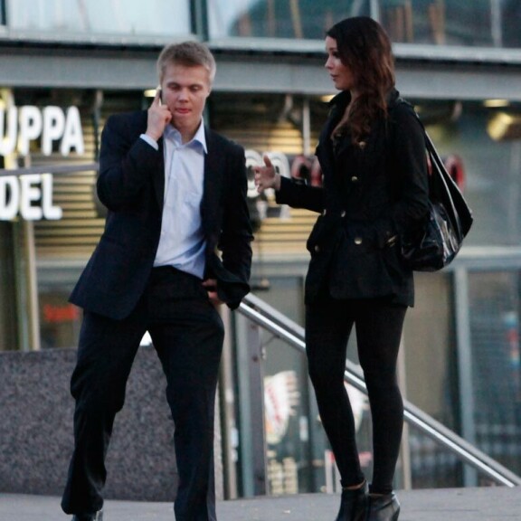 Kaikkien aikojen paparazzikuvat Suomessa? Sara Sieppi vonkasi Mikael Granlundia Helsingin yössä, kiekkotähti pinkoi karkuun - näin Seiskan paparazzi muistelee! Sara ja Mikael
