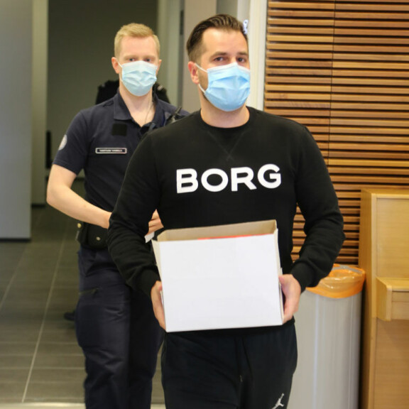 Törkeästä huumausainerikoksesta syytetty Niko Ranta-ahon sisko saapui Katiska 2 -käräjille huoliteltuna, Niko asteli oikeuteen myöhässä ja myhäilevänä - katso kuvat käräjäsalista! Niko Ranta-aho