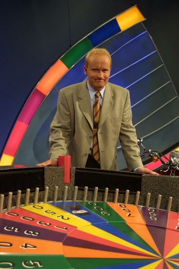 Janne Porkka tuli suurelle yleisölle tutuksi Onnenpyörä-ohjelmasta, jota hän juonsi 1993–2001.