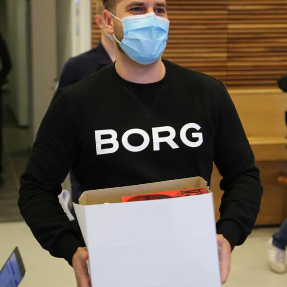 Törkeästä huumausainerikoksesta syytetty Niko Ranta-ahon sisko saapui Katiska 2 -käräjille huoliteltuna, Niko asteli oikeuteen myöhässä ja myhäilevänä - katso kuvat käräjäsalista! Niko Ranta-aho