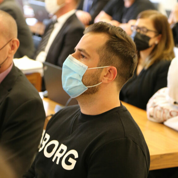 Törkeästä huumausainerikoksesta syytetty Niko Ranta-ahon sisko saapui Katiska 2 -käräjille huoliteltuna, Niko asteli oikeuteen myöhässä ja myhäilevänä - katso kuvat käräjäsalista! Niko Ranta-aho