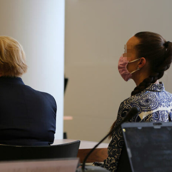 Niko Ranta-ahon sisko (oik.) istui oikeussalissa rauhallisena. Niko Ranta-ahon sisko