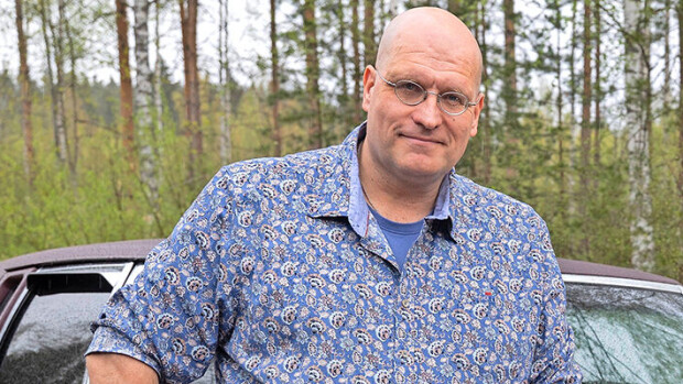 Laulaja Mika Pohjonen esittelee tulipalossa tuhoutuneen kotinsa - 'Koko katto paloi savuna ilmaan' Mika Pohjonen