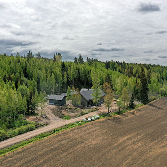 Talo on jo asuttavassa kunnossa, mutta erilaiset viimeistelytyöt vievät vielä runsaasti työtunteja. matti vanhanen