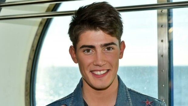 Huh, mitkä muskelijalat ja teräspeppu! Robin Packalen loikki uskomattoman lihaksikkaana Turussa - silminnäkijä tallensi popparin paljonkertoviin kuviin Robin Packalen