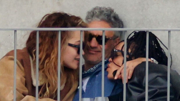 Tähtimäinen kolmen kimppa! Rita Ora, Taika Waititi ja Tessa Thompson muhinoivat intiimisti yhdessä - paljastavat kuvat julki! rita tessa ja taika